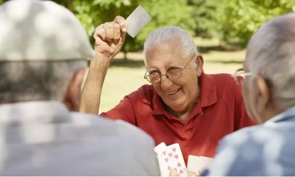 4 façons de se faire de nouveaux amis à la retraite